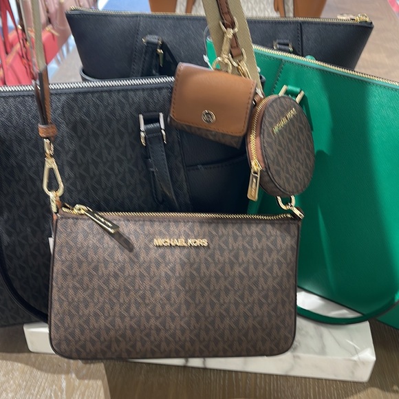 MICHAEL KORS
Jet Set Logo Crossbody Bag with Case for Apple Airpods Pro®
Brown - Picture 7 of 16